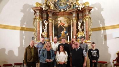 Bild: Alexander Prosche/exb
Nach den Wahlen bei den Freunden von St. Magdalena: (von links) Anton Fuchs, Thomas Zinner, Simone Frohnhöfer, Johann Schlegel, die neue Vorsitzende Clarissa Egerer, Pfarrer Markus Flasinski, Wolfgang Meiler, Johann Kipfer, Maximilian Egerer und Niko Weih. Es fehlt der Zweite Vorsitzende Christian Dilling.