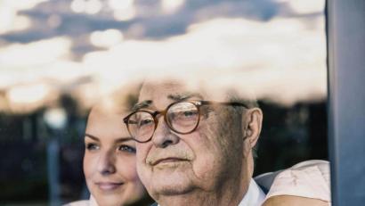 Symbolbild:  Uwe Umstätter/Westend61/dpa
Wir schaffen das zusammen: Viele Menschen wollen ihre Angehörigen so lange wie möglich selbst pflegen.