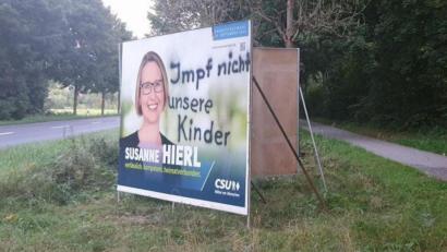 Bild: Daniel Müller/exb
In Sulzbach-Rosenberg haben Unbekannte ein großes Plakat der Bundestagsdirektkandidatin Susanne Hierl mit dem Spruch „Impf nicht unsere Kinder“ beschmiert.