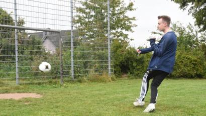 Bild: Gabi Schönberger
Damit der Ball nicht irgendwo landet, steht hinter dem Tor ein Zaun aus Doppelstabmatten. Dieser erfüllt zwar seinen Zweck, doch wenn der Ball dagegen prallt, scheppert es - und zwar gewaltig.