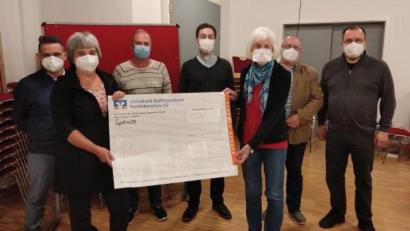 Bild: uz
Der KAB-Kreisverband Weiden spendet 1000 Euro für die Uganda-Hilfe.