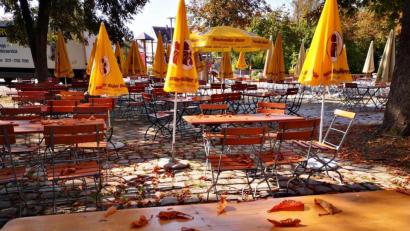 Bild: Thomas Dobler
Gut 30 sehr warme Tage stehen rund 50 Tagen gegenüber, an denen es in diesem Sommer geregnet hat. Meist war das Wetter durchwachsen, was die Biergartenbesuche in den letzten drei Monaten zu eher raren Ereignissen werden ließ.