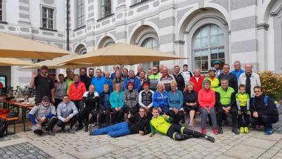 Bild: hmr
Nach 62 Fahrradkilometern von Loket nach Waldsassen klang die gemeinsame grenzüberschreitende Radtour im Rahmen der Städtepartnerschaft zwischen der tschechischen Stadt Chodov und Waldsassen im Klosterhof bei einer Brotzeit und Getränken gemütlich aus. Mit im Bild Bürgermeister Patrik Pizinger aus Chodov (stehend 4. von rechts) und Waldsassens 2. Bürgermeister Karlheinz Hoyer (stehend rechts).