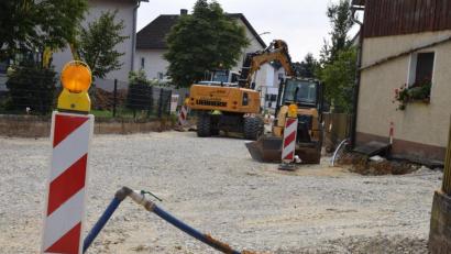 Bild: bö
Im Ortsbereich von Allersthofen ist der Ausbau der Gemeindeverbindungsstraße gut vorangekommen. Der neue Straßenverlauf ist schon deutlich zu sehen.