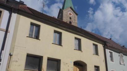 Bild: ws
Das Gebäude an der Bischof-Senestrey-Straße 1 gehört der Firma "Nobis Domus". Das Unternehmen hat der Stadt angeboten, dort einen Jugendtreff, eine Fahrradreparatur und eine öffentliche Toilette einzubauen. Das Konzept wollte dem Stadtrat gefallen, doch wurde angeregt, selbst als Bauherr aufzutreten. Deshalb will man mit dem Besitzer Verkaufsgespräche führen.