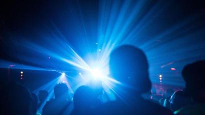 Symbolbild: Sophia Kembowski/dpa
Menschen feiern in einem Club. Das soll in Bayern ab Oktober wieder möglich sein.