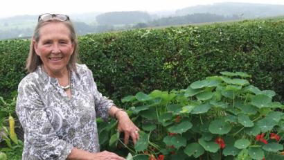 Bild: Portner
Kräuterpädagogin Thekla Binder lässt die Kapuzinerkresse aus dem Hochbeet quellen.