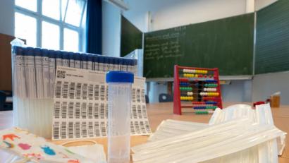 Bild: Peter Kneffel/dpa 
Ein komplettes, unbenutztes Set des sogenannten "Lolli-Test" (PCR-Pooltest) steht in einem Klassenzimmer einer Grundschule.