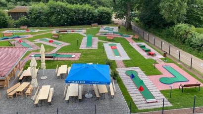 Bild: Chesaru/exb
Auf insgesamt 18 Bahnen können Freizeitsportler jetzt im Breitenbrunner Tal hinter dem früheren Gasthaus Zu den Sieben Quellen Minigolf spielen.