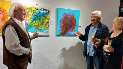 Bild: ubb
International präsentiert sich der Verein Kunsthaus Waldsassen bei der neuen Gemeinschaftsausstellung: Unter den ausstellenden Künstlern sich mit Robin Seur aus Friedenfels, Tom Brankovic aus Schönkirch und Olga Kelwig (von links) aus Mitterteich ein gebürtiger Holländer, ein gebürtiger Serbe und eine gebürtige Russin.