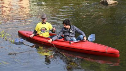 Bild: gf
Auf der Vils war Round-Table-Präsident Stefan Trepesch (vorne) mit einem Kanu unterwegs, und auf dem kurzen Weg von der Kräuterwiese bis zur Krambrücke war der erste Müllsack bereits voll.