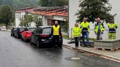 Bild: bö
Die Mendorferbucher Straße in Hohenburg ist im Bereich der Lauterachtal-Grundschule fertig. Dort ist auch das einzige Wahllokal der Gemeinde untergebracht und barrierefrei zu erreichen. Von links: Bürgermeister Florian Junkes, Christine Weidinger, Michael Englhard, Christian Faderl sowie Markus Hartmann (Vertreter der Baufirma und des Achitekturbüros)