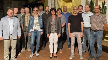 Bild: Kappl, Andreas [kap]
Der Vorstand des CSU-Ortsverbands Neuhaus (von links): Karlheinz Budnik, Lukas Rettinger, Johannes Sperr, Bernhard Pschierer, Claudia Windschiegl, Thomas Kreinhöfner, Johannes Eibl, Brigitte Kreinhöfner, Roswitha Witt, Matthias Hanke, Christian Käs, Fabian Kühnl, Andreas Egeter, Christian Windschiegl