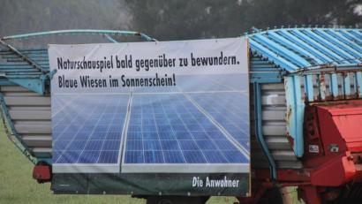 Bild: frd
Auf einem Feld nahe Hof steht dieses Plakat, das den Protest eines Teils der Anwohner des Oberviechtacher Stadtteils ausdrückt.