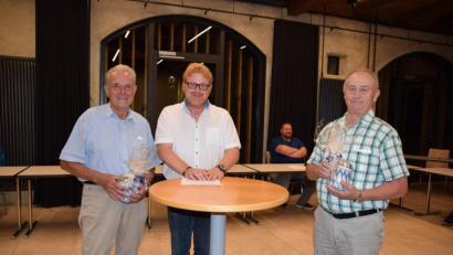 Bild: wku
Bürgermeister Bernhard Köller verabschiedet Helmut Renner (links) und Robert Luber (rechts) als Feldgeschworene der Marktgemeinde Königstein.