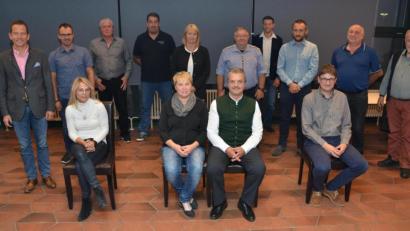 Bild: doj
Bürgermeister Andreas Wutzlhofer und Gattin Barbara (vorne, Mitte) bilden ein starkes Team für den CSU Ortsverband. Verlass ist aber auch auf Uli Münchmeier (sitzend, rechts), Michaela Reger (sitzend, links), die zu Stellvertretern gewählt wurden.