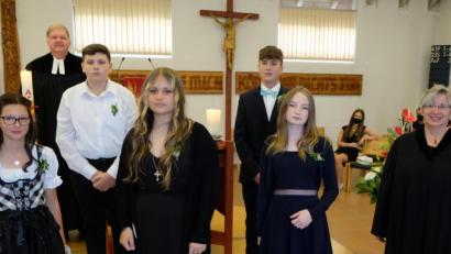 Bild: le
Pfarrer Ulrich Gruber konfirmierte am Samstag und Sonntag in der Martin Luther Kirche zehn junge Christen.