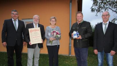 Bild: kro
Josef Fennerl (Zweiter von links, mit Ehefrau Erika) wurde zum Ehrenvorsitzenden der Siedlergemeinschaft Mitterteich ernannt. Dazu gratulierten Vorsitzender Matthias Kraft (links) sowie dessen Stellvertreter Wolfgang Pilz (rechts) und Bürgermeister Stefan Grillmeier.