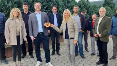 Bild: gis
Bürgermeister Franz Tauber (von links), Cathrin Seltmann-Pscherer, Günther Daubner, Markus Täuber, Martin Schöffel, Dr. Silke Launert, die Vorstandsmitglieder Martin Prechtl, Willi Voit, Dietmar Höss, Günter Pöllmann und JU-Ortsvorsitzender Andreas Hautmann freuen sich über das Jubiläum des CSU-Ortsverbands.