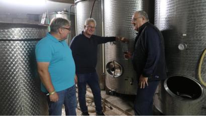 Bild: Kunz
Hier ist er drin. Bürgermeister Willi Schwartz (Mitte) präsentiert Bürgermeister Lothar Höher (rechts) und dem Weidener Sozialdezernenten Wolfgang Hohlmeier seine Weinfässer.