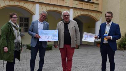 Bild: bnr
Den Erlös aus einem Benefizkonzert auf Schloss Guteneck in Höhe von 740 Euro übergaben Burkhard Graf Beissel von Gymnich (Zweiter von rechts) und der Leiter der Franz-Grothe-Musikschule, Thorsten Willecke (rechts), an Prof. Hugo Segerer, Vorstand der KUNO-Stiftung und seine Mitarbeiterin Cornelia Brockard.