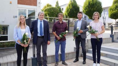 Bild: wel
Rektor Werner Winderl (Zweiter von links) begrüßte die neuen Kolleginnen und Kollegen mit einer Blume: (von links) Julia Heimerl, Andreas Sporer, Christian Schreiner und Julia Träger.