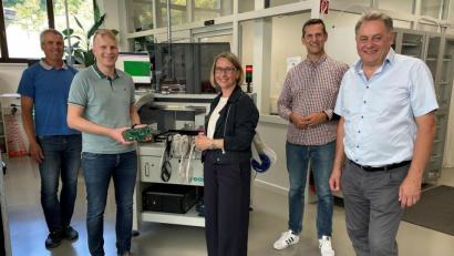 Bild: Roman Berr <berr@freenet.de>
Susanne Hierl bei ihrem Besuch in der Firma Megatec in Lehenhammer.