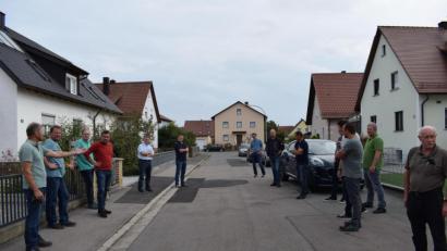 Bild: bnr
Durch einen Wasserrohrbruch wurde ein Teilbereich der Kaltenthaler Straße unterspült. Der Bauausschuss machte sich ein Bild vom entstandenen Schaden.