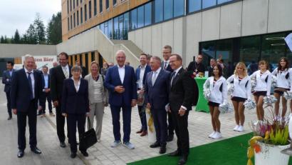 Bild: Harald Judas/exb
Auch Sportminister Joachim Herrmann (Fünfter von links) kam zur Einweihung des BLSV-Sportcamps.