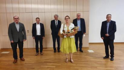 Bild: Peter Schröpf/exb
Veränderungen im Aufsichtsrat der SGW Stadtbau GmbH: (Von links) Rudolf Winter, OB Jens Meyer, Bernhard Schlicht (neu), Hildegard Ziegler (ausgeschieden), Bürgermeister Lothar Höher und Geschäftsführer Günther Kamm.