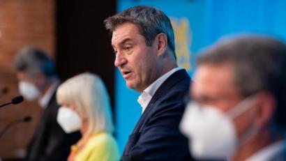 Bild: Sven Hoppe/dpa
Michael Piazolo (l-r, Freie Wähler), Kultusminister von Bayern, Carolina Trautner (CSU), Sozialministerin von Bayern, Markus Söder (CSU), Ministerpräsident von Bayern, und Bernd Sibler (CSU), Wissenschaftsminister von Bayern.
