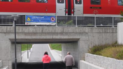 Bild: Gabi Schönberger
Am Wittgartendurchstich warnt ein Schild der Deutschen Bahn vor Gefahren am Bahngleis.