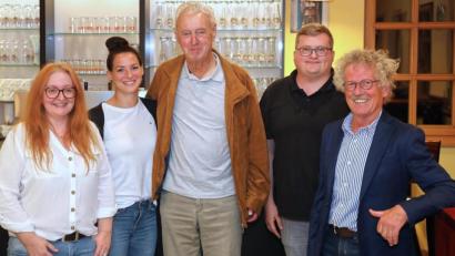 Bild: njn
Ehrenmitglied Willi Müller (Mitte) und Kassier Markus Knodt (Zweiter von rechts) verabschiedeten sich aus dem TSV-Vorstand. Auf dem Bild (von links) die stellvertretenden Vorsitzenden Alexandra Gmeiner und Iris Purucker sowie Vorsitzender Bernhard Reis.