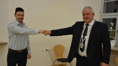 Bild: jr
Josef Wührl junior (links) wurde als neuer Ortssprecher für Hofteich von Bürgermeister Johann Burger (rechts) im Gemeinderat Leonberg willkommen geheißen. Wührl löste nach 13-jähriger Tätigkeit Sonja Schmid ab.