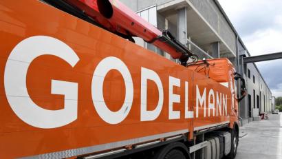 Symbolbild: Petra Hartl
Ein Lastwagen der Firma Godelmann fährt auf das Firmengelände.