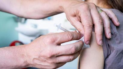 Bild: Fabian Sommer/dpa
Laut Biontech und Pfizer ist die Impfung von Kindern zwischen fünf und elf Jahren mit ihrem Corona-Impfstoff unbedenklich.