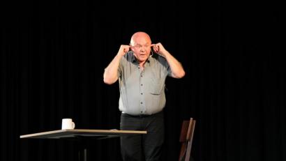 Bild: prh
Toni Lauerer, Standesbeamter aus Furth im Wald, Mundartkabarettist, Autor und Meister des Oberpfälzer Humors begab sich am Sonntag in der Stadthalle gleich in zwei 90-minütige Vorstellungen hintereinander auf humorvolle Deppensuche.