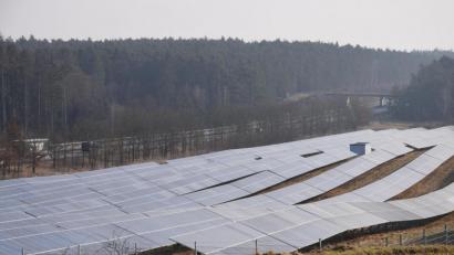 Bild: bö
Die Stadt Amberg will dem Bau von künftigen Freiflächen-Photovoltaikanlagen (hier ein Beispiel in Ebermannsdorf) einen Grundsatzbeschluss an die Hand geben. Damit wissen potenzielle Investoren, was hier von ihnen erwartet wird.
