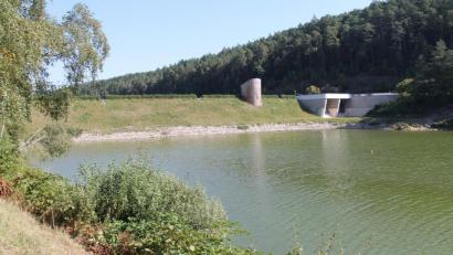 Bild: dl
In der Mitte der Staumauer wird der neue Wasserentnahmeturm am Eixendorfer Stausee entstehen.