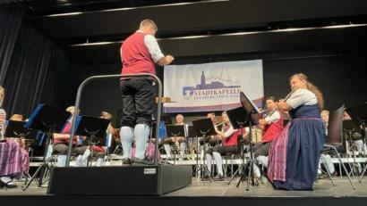 Bild: Martin Birner/exb
Stücke aus vielen verschiedenen Musikrichtungen präsentierten die Musiker der Stadtkapelle Neunburg vorm Wald ihrem Publikum.