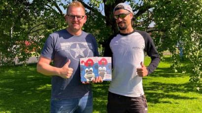 Bild: soj
"Sonnenblicke"-Vorsitzender Marco Pscherer (links) freute sich über die Spende von Autor Andreas Fachtan.