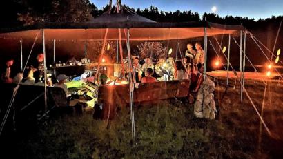 Bild: DPSG Sulzbach-Rosenberg/exb
Mit Gesang und Gitarrenspiel klingt der Pfadfinder-Abend am Lagerfeuer aus.