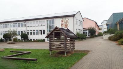 Bild: e
Das Grundschulgebäude (weiß) wird in ein paar Jahren anderes Aussehen haben.