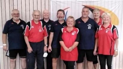 Bild: jzk
Otto Schober, Andreas Jasinski, Hermann Weismeier H., Otto Ackermann, Annette Bachert, Dietmar Banasch, Gisela Kindler und Elisabeth Didjurgis (von links) konnten mit ihrem Abschneiden bei der Deutschen Meisterschaft im Bosseln sehr zufrieden sein.