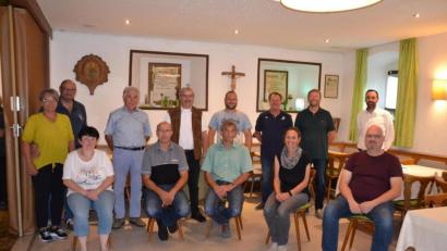 Bild: gi
Peter Ries (vorne Mitte) führt weiter die Siedlergemeinschaft Moosbach. Dazu gratulierten Bürgermeister Armin Bulenda (hinten rechts) und der Bezirksvorsitzende Reinhard Ott (hinten Vierter von links).