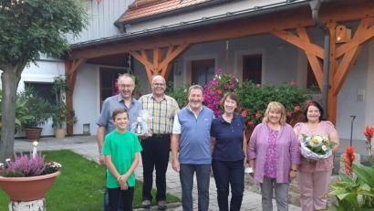Bild: Brigitte Meyer/exb
Beate und Klaus Kohlhepp (Mitte) zusammen mit den Gastgebern und den Vertretern von Tourismusverein und Gästeinfo Bad Neualbenreuth.