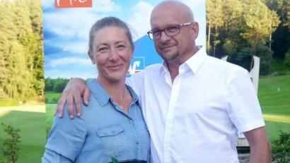 Bild: Hirsch
Constanze Vogl (links) und Thomas Wiederer (rechts) sind die neuen Vereinsmeister des Golf- und Landclubs Oberpfälzer Wald.