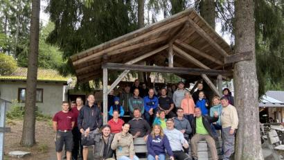 Bild: gis
Viele Helfer waren dem Aufruf von Bürgermeister Sebastian Voit (vorne, links) gefolgt und kamen zum Arbeitseinsatz an den Fichtelsee.