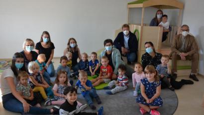 Bild: jr
Wohl fühlen sich die Kinder in der für 90.000 Euro errichteten Notgruppe in den Räumen der ehemaligen Förderschule. Zum Start des Betriebs gekommen waren Bürgermeister Bernd Sommer (rechts) und dahinter Stadtbaumeister Hubert Siller zusammen mit Einrichtungsleiterin Katja Bloßfeldt.