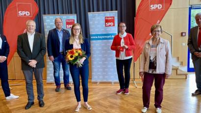 Bild: Eichl
Nicole Bäumler (Mitte) übernimmt den Vorsitz des SPD-Kreisverbandes. Mit im Bild der engere Vorstand: Sebastian Dippold, Jürgen Kürzinger, Thorsten Hallmann, Maria Sauer, Johanna Krauß, Günter Stich (von links).